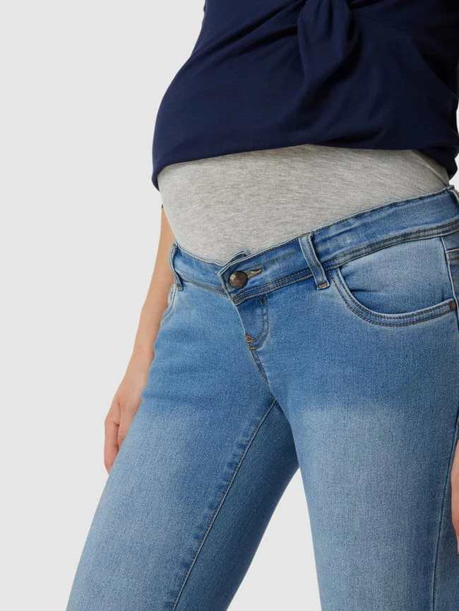 Mamalicious Umstands-Jeans Mit Elastischem Bauchband - Hellblau 3 Mamalicious Umstands-Jeans Mit Elastischem Bauchband - Hellblau - Image 3